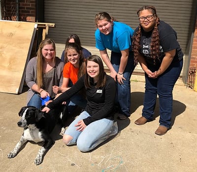 Students_with_dog